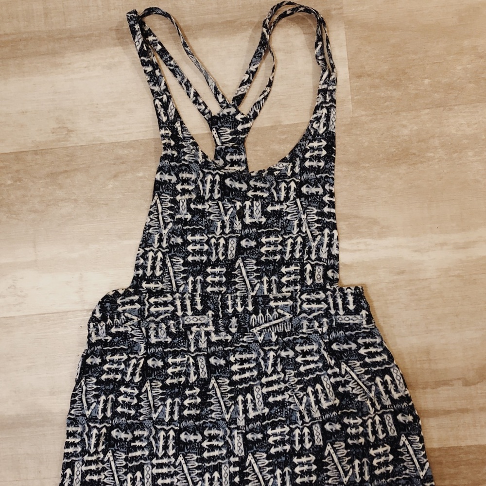 Patterned Overall Romper - Picture 2 of 3